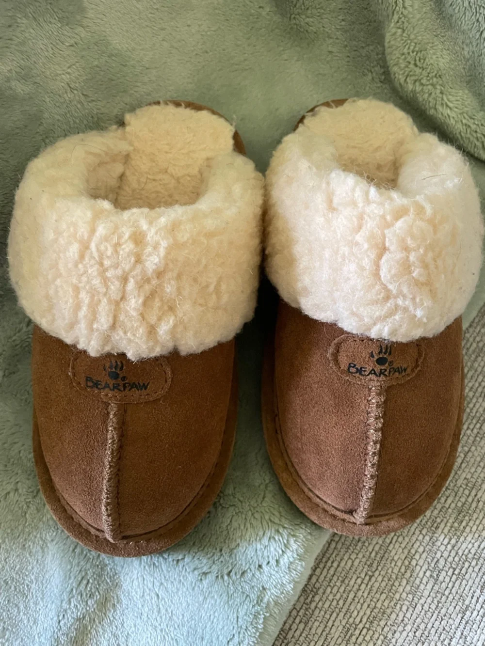 ✨Kids Bearpaw Slippers Size 2 - Picture 1 of 4